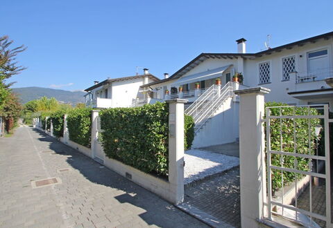 Appartamento Mare Azzurro: Cielo, Propiedad, Edificio, Planta, Ventana, Árbol, Diseño Urbano, Pendiente, Superficie De La Carretera