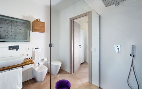 Villa Pachino: Espejo, Edificio, Lavabo, Arreglo De Tubería, Grifo, Baño, Madera, Suelo, Piso