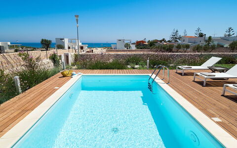Villa Pachino: Cielo, Agua, Edificio, Planta, Propiedad, Piscina, Azur, Rectángulo, Sombra, Árbol