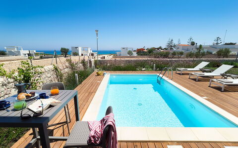 Villa Pachino: Cielo, Agua, Propiedad, Planta, Mueble, Mesa, Edificio, Piscina, Azur, Silla