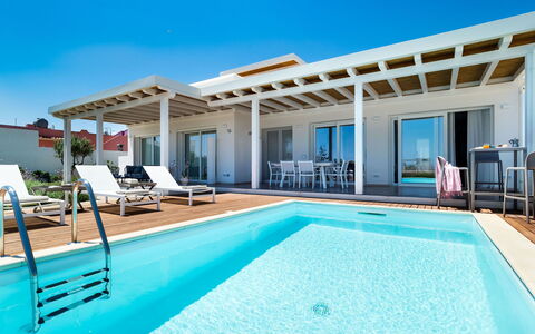 Villa Pachino: Agua, Cielo, Propiedad, Ligero, Piscina, Azur, Sombra, Silla, Sunlounger, Mueble Para Exteriores