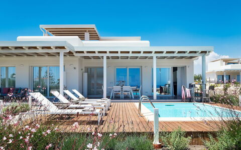 Villa Pachino: Planta, Cielo, Edificio, Azur, Sombra, Piscina, Agua, Silla, Casa, Barrio Residencial