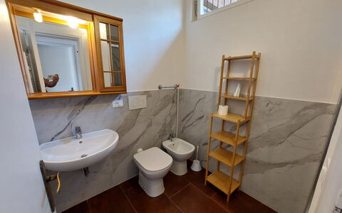 Casa La Pineta: Espejo, Grifo, Lavabo, Propiedad, Arreglo De Tubería, Lavabo Del Baño, Baño, Madera, Diseño De Interiores, Ventana