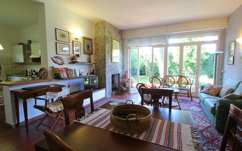 Casa La Pineta: Mueble, Mesa, Propiedad, Sofá, Marco, Silla, Madera, Diseño De Interiores, Suelo, Pared