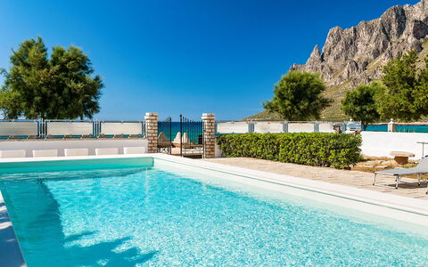 Villa Cornino: Agua, Cielo, Planta, Tiempo De Día, Propiedad, Piscina, Azur, Naturaleza, Azul, Árbol