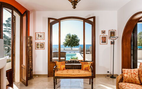 Villa Cornino: Propiedad, Mueble, Mesa, Edificio, Planta, Azur, Madera, Agua, Diseño De Interiores, Amarillo