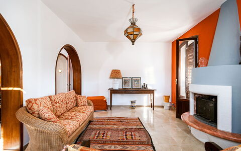 Villa Cornino: Propiedad, Mueble, Edificio, Marco, Sofá, Diseño De Interiores, Sala, Comodidad, Casa, Pared