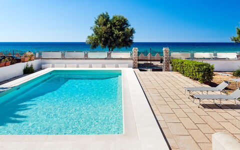 Villa Cornino: Agua, Cielo, Propiedad, Azul, Planta, Piscina, Azur, Edificio, Rectángulo, Árbol