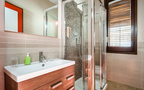 Villa Cornino: Espejo, Grifo, Arreglo De Tubería, Edificio, Propiedad, Mueble De Baño, Lavabo, Madera, Baño, Gabinetes