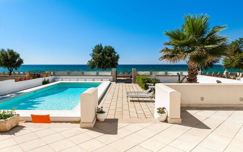 Villa Cornino: Agua, Cielo, Propiedad, Planta, Árbol, Edificio, Sombra, Mueble Para Exteriores, Piscina, Barrio Residencial