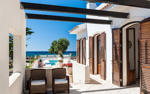 Villa Cornino: Propiedad, Mueble, Edificio, Cielo, Azur, Sombra, Diseño De Interiores, Silla, Suelo, Condominio