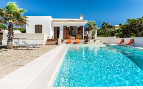 Villa Cornino: Agua, Planta, Cielo, Edificio, Piscina, Azur, Árbol, Sombra, Cuerpo De Agua, Ventana
