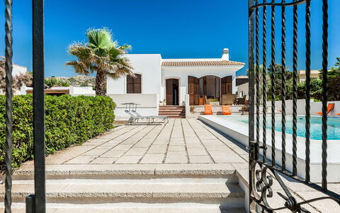 Villa Cornino: Cielo, Propiedad, Azur, Planta, Sombra, Arquitectura, Edificio, Superficie De La Carretera, Arecales, Árbol