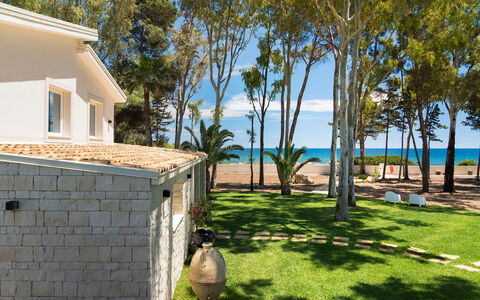 Villa Plemmirio: Planta, Cielo, Edificio, Ventana, Agua, Árbol, El Terreno Del Lote, Nube, Hierba, Madera