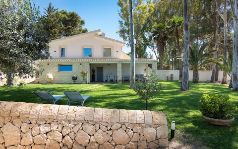 Villa Plemmirio: Planta, Propiedad, Edificio, Cielo, Ventana, Árbol, Superficie De La Carretera, Arquitectura, Casa, El Terreno Del Lote