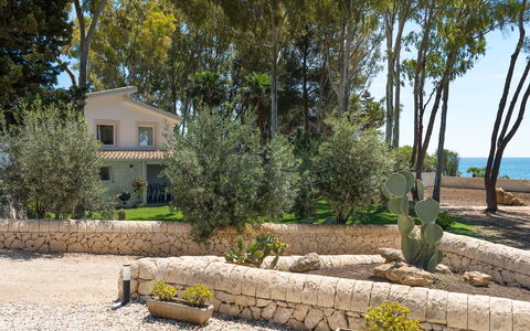 Villa Plemmirio: Planta, Propiedad, Edificio, Planta De La Comunidad, Botánica, Cielo, Árbol, Casa, Vegetación, El Terreno Del Lote