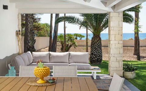Villa Plemmirio: Planta, Propiedad, Mueble, Sofá, Sombra, Diseño De Interiores, Mesa, Árbol, Mueble Para Exteriores, Sofá Cama
