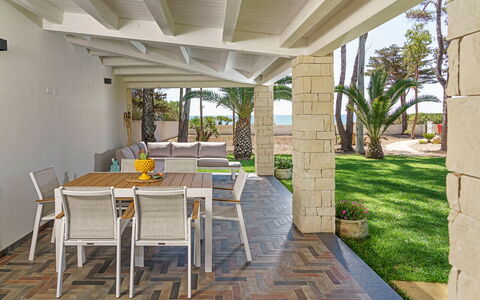 Villa Plemmirio: Mueble, Mesa, Planta, Silla, Madera, Diseño De Interiores, Sombra, Árbol, Planta De Casa, Suelo