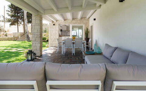 Villa Plemmirio: Planta, Sofá, Propiedad, Mueble, Mesa, Diseño De Interiores, Sombra, Edificio, Comodidad, Sofá Cama