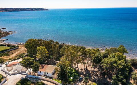 Villa Plemmirio: Agua, Cielo, Planta, Azur, Árbol, Vegetación, Costeras Y Los Accidentes Geográficos Oceánico, Paisaje Natural, Playa