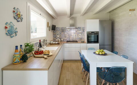 Villa Plemmirio: Mueble, Cocina, Mostrador, Diseño De Interiores, Piso, Aparato De Cocina, Electrodoméstico, Madera, Suelo, Gabinetes