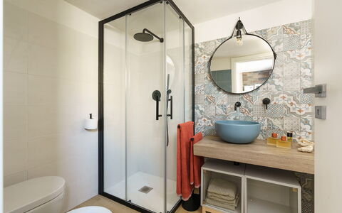 Villa Plemmirio: Baño, Arreglo De Tubería, Diseño De Interiores, Piso, Suelo, Baño, Plomería, Asiento Del Baño, Espejo, Loseta