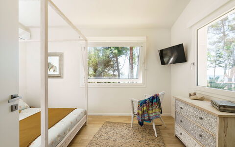 Villa Plemmirio: Diseño De Interiores, Mueble, Piso, Suelo, Pared, Madera, Techo, Habitación, Habitación, Cama