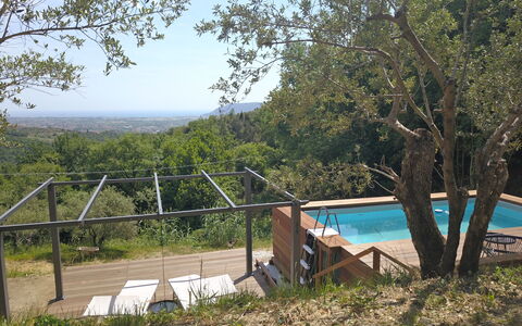 Villa Di Confine: Planta, Cielo, Planta De La Comunidad, Árbol, Sombra, Vegetación, Piscina, El Terreno Del Lote, Hierba, Ocio
