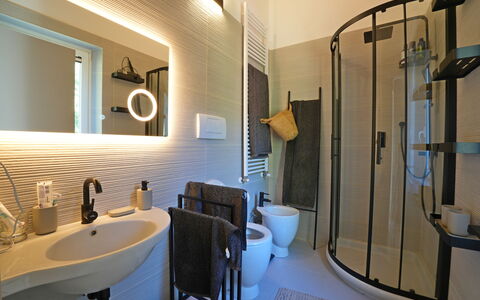 Villa Di Confine: Espejo, Arreglo De Tubería, Edificio, Grifo, Lavabo, Propiedad, Baño, Lavabo Del Baño, Diseño De Interiores, Encendiendo