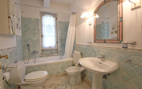 Villa Le Macchie: Espejo, Grifo, Arreglo De Tubería, Lavabo, Lavabo Del Baño, Propiedad, Baño, Púrpura, Diseño De Interiores, Arquitectura