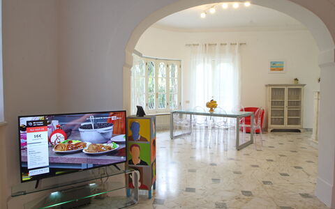 Villa Le Macchie: Edificio, Casa, Ventana, Mesa, Salón, Madera, Piso, Electrodoméstico, Arte, Cocina