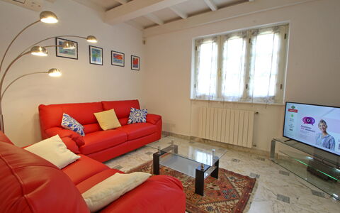 Villa Le Macchie: Sofá, Mueble, Propiedad, Ventana, Mesa, Marco, Diseño De Interiores, Sala, Madera, Suelo