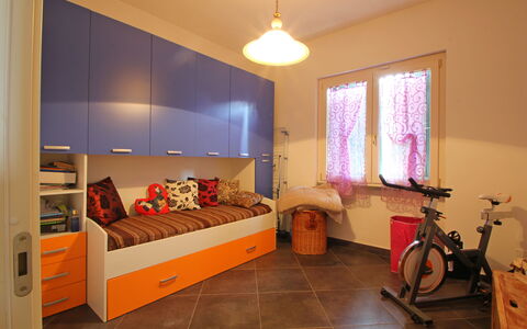Panorama: Propiedad, Mueble, Rueda De Bicicleta, Televisión, Bicicleta, Comodidad, Edificio, Madera, Encendiendo