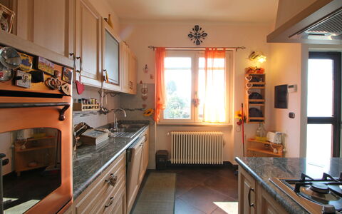 Panorama: Mostrador, Gabinetes, Mueble, Fregadero, Lavabo, Ventana, Cocina, Madera, Estufa De Cocina, Diseño De Interiores
