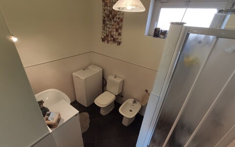 Panorama: Ventana, Diseño De Interiores, Arreglo De Tubería, Piso, Suelo, Edificio, Casa, Baño, Lavabo Del Baño