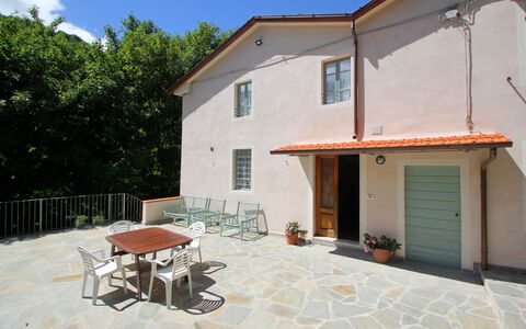Apuane Retreat: Edificio, Propiedad, Planta, Ventana, Mesa, Sombra, Cielo, Casa, Cabaña, Madera