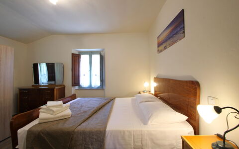 Apuane Retreat: Mueble, Propiedad, Espejo, Comodidad, Ligero, Edificio, Encendiendo, Textil, Madera, Ventana