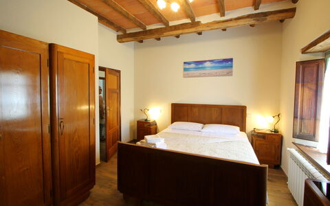 Apuane Retreat: Propiedad, Mueble, Madera, Comodidad, Diseño De Interiores, Edificio, Cama, Suelo, Bienes Raíces