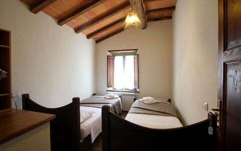 Apuane Retreat: Edificio, Propiedad, Mesa, Mueble, Ventana, Comodidad, Madera, Diseño De Interiores, Casa, Suelo