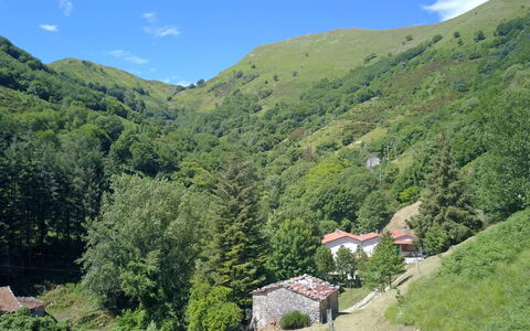 Apuane Retreat: Cielo, Montaña, Planta, Nube, Planta De La Comunidad, Verde, Paisaje Natural, Árbol, Vegetación, Tierras Altas