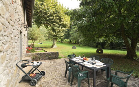 Villa Del Mulino: Planta, Mesa, Árbol, Mueble Para Exteriores, Mesa Al Aire Libre, Silla, Sombra, Hierba, Maceta, Madera