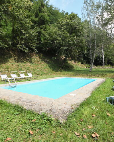 Villa Del Mulino: Planta, Sombra, El Terreno Del Lote, Cielo, Hierba, Cobertura Del Suelo, Piscina, Ocio, Mueble Para Exteriores, Árbol