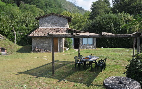 Casa Antelminelli: Planta, Nube, Ecorregión, Edificio, Paisaje Natural, Árbol, El Terreno Del Lote, Hierba, Cabaña, Sombra