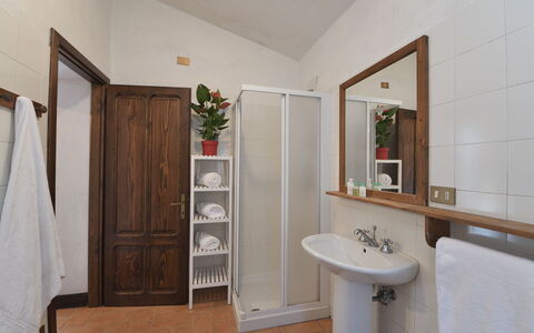 Casa Antelminelli: Espejo, Grifo, Arreglo De Tubería, Lavabo, Propiedad, Lavabo Del Baño, Planta, Mueble De Baño, Baño, Edificio