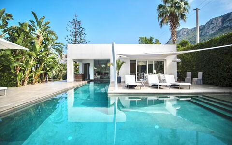 Terrasini Luxury Villa: Agua, Cielo, Planta, Piscina, Edificio, Árbol, Sombra, Mueble Para Exteriores, Material Compuesto, Ocio