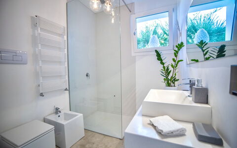 Terrasini Luxury Villa: Planta, Propiedad, Arreglo De Tubería, Baño, Grifo, Encendiendo, Lavabo, Diseño De Interiores, Arquitectura, Edificio