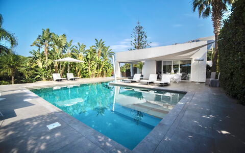 Terrasini Luxury Villa: Agua, Cielo, Propiedad, Planta, Piscina, Azur, Edificio, Árbol, Nube, Casa