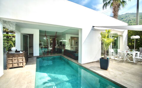 Terrasini Luxury Villa: Agua, Mueble, Propiedad, Planta, Piscina, Cielo, Azur, Silla, Ventana, Maceta