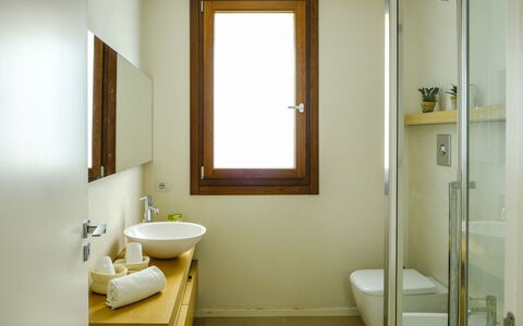 Villa Terrenove: Grifo, Arreglo De Tubería, Propiedad, Lavabo Del Baño, Lavabo, Espejo, Baño, Púrpura, Diseño De Interiores
