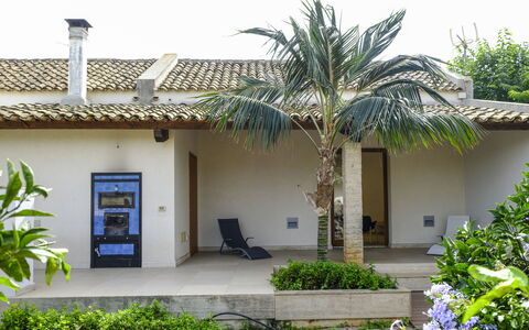 Villa Terrenove: Planta, Propiedad, Edificio, Cielo, Azur, Botánica, Ventana, Árbol, El Terreno Del Lote, Vegetación
